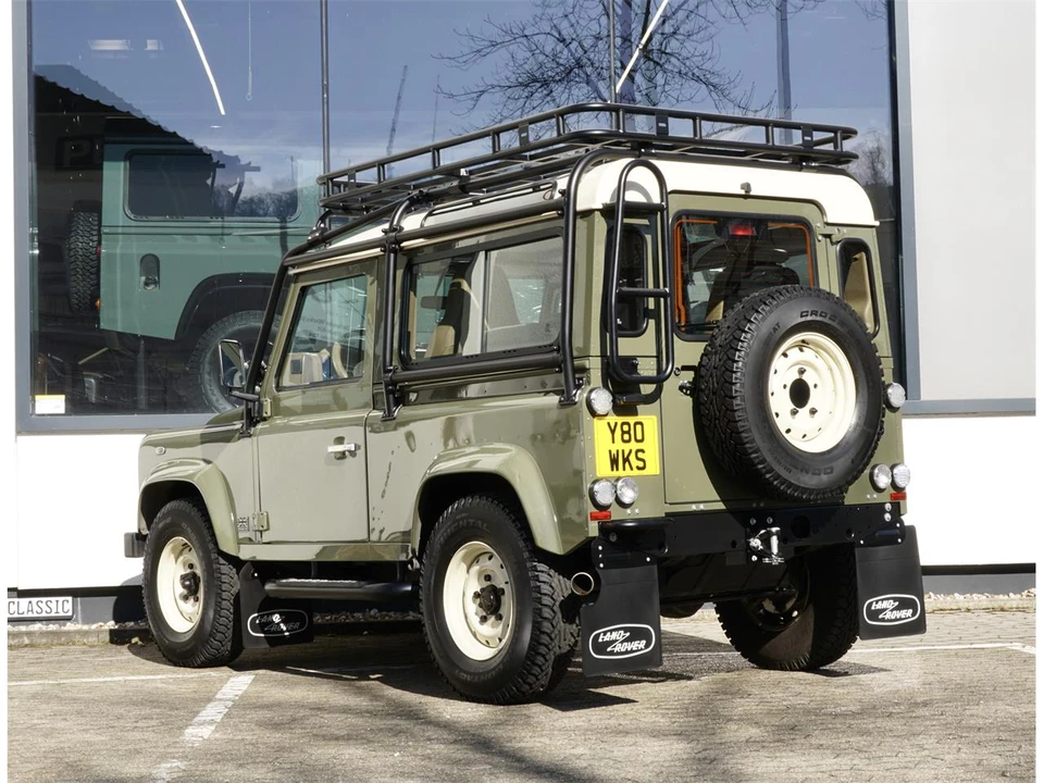 2014 Land Rover Defender - Image 7 of 31