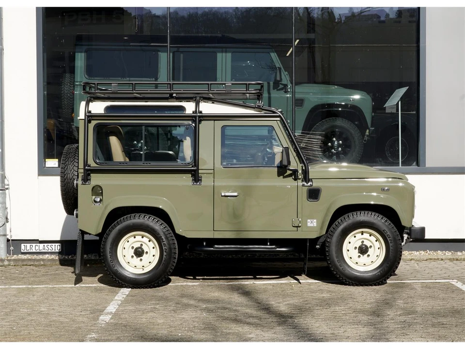 2014 Land Rover Defender - Image 11 of 31