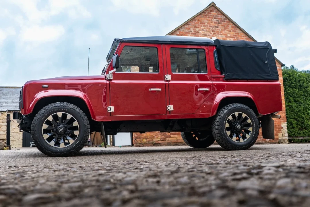 2014 Land Rover Defender 110 - Image 6 of 30