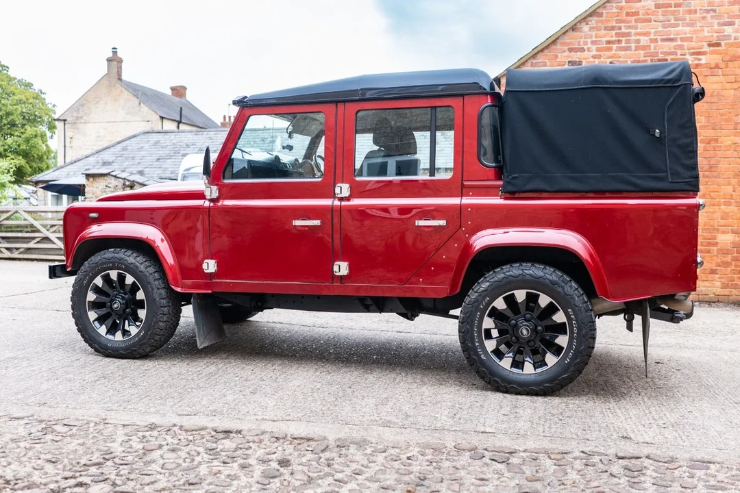 2014 Land Rover Defender 110 - Image 19 of 30