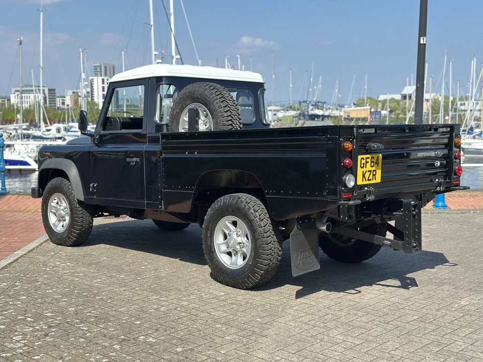 2014 Land Rover Defender 110 - Image 5 of 31