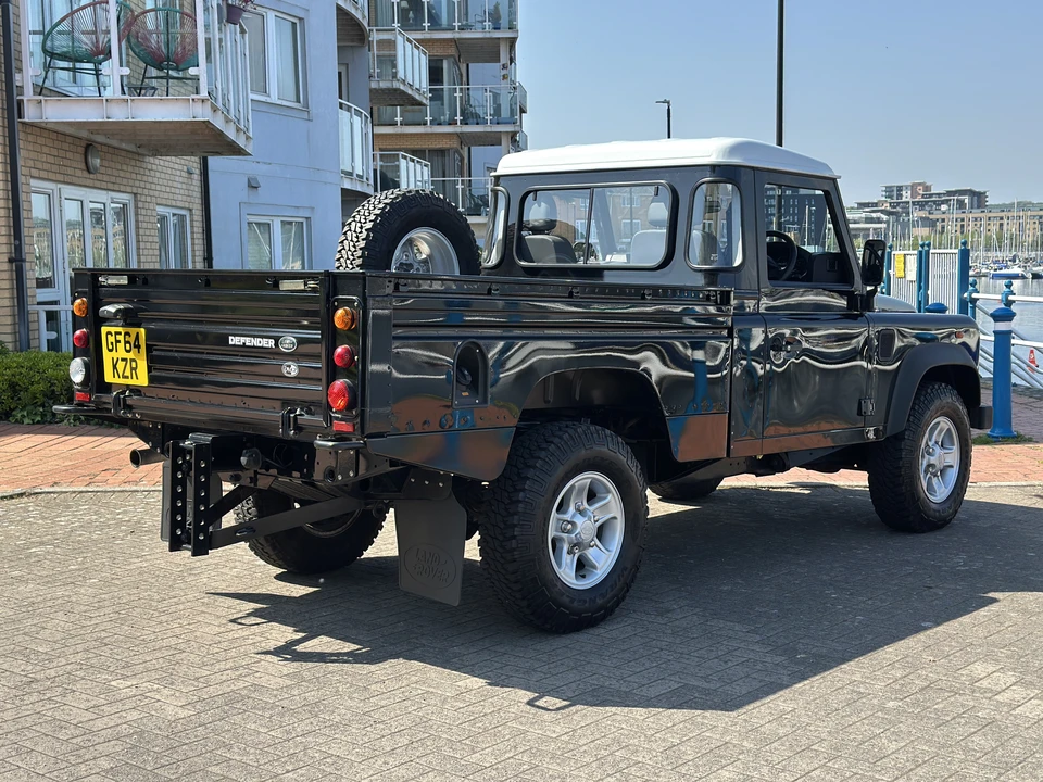 2014 Land Rover Defender 110 - Image 14 of 31