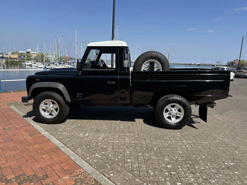 2014 Land Rover Defender 110 - Image 4 of 31