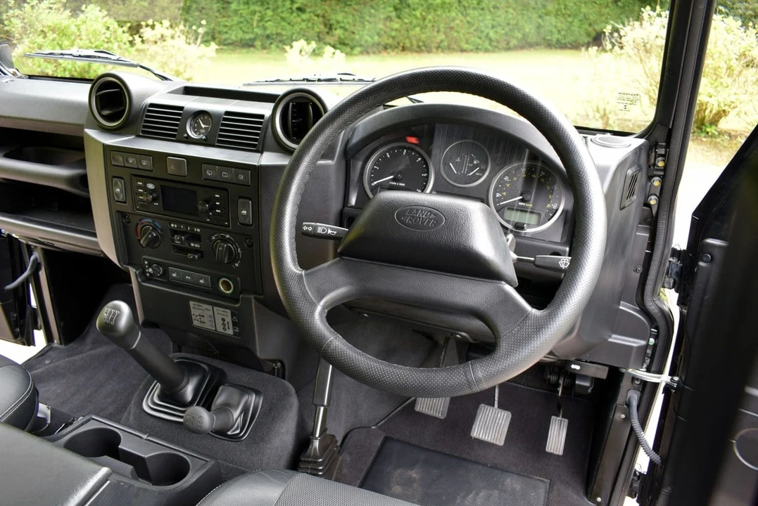 2014 Land Rover Defender 110 - Image 28 of 30