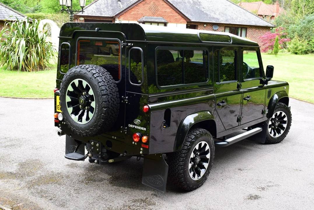 2014 Land Rover Defender 110 - Image 19 of 30