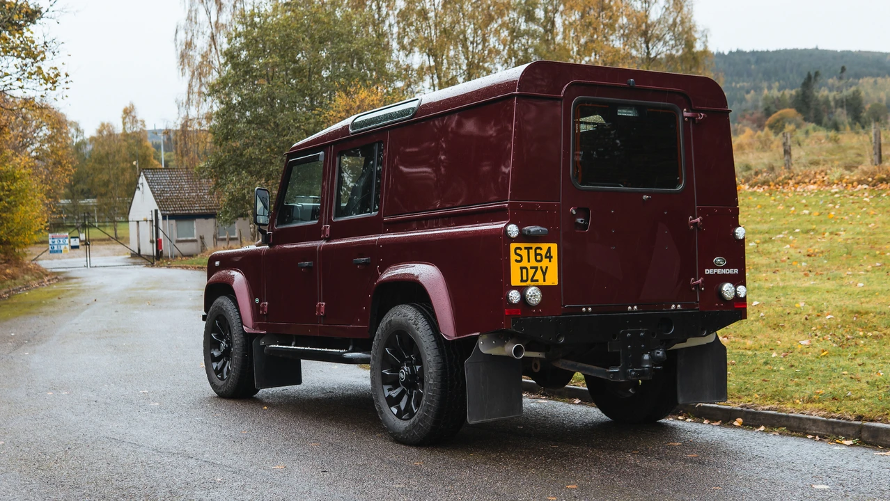2014 Land Rover Defender 110 - Image 5 of 31