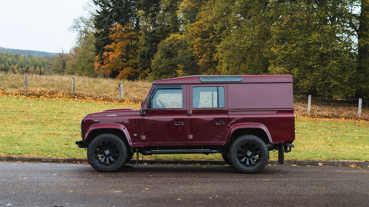 2014 Land Rover Defender 110 - Image 4 of 31