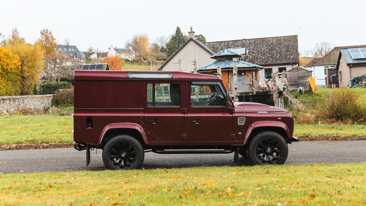 2014 Land Rover Defender 110 - Image 8 of 31