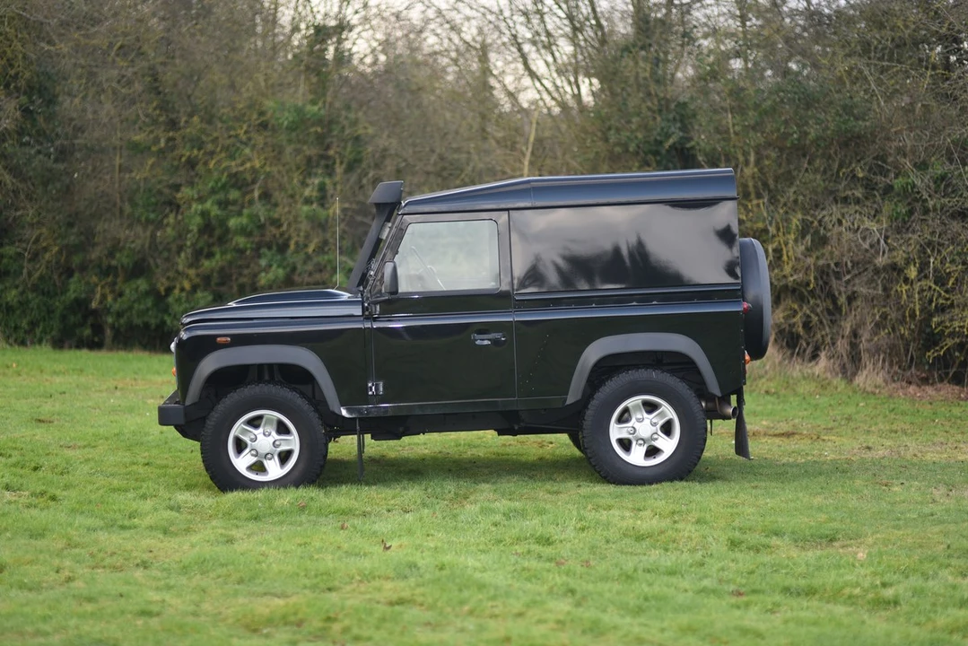 2014 Land Rover Defender 90 - Image 7 of 30