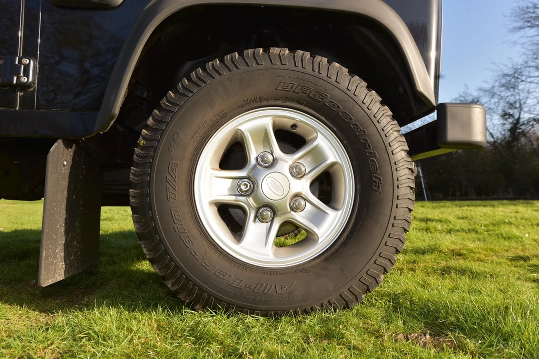 2014 Land Rover Defender 90 - Image 19 of 30