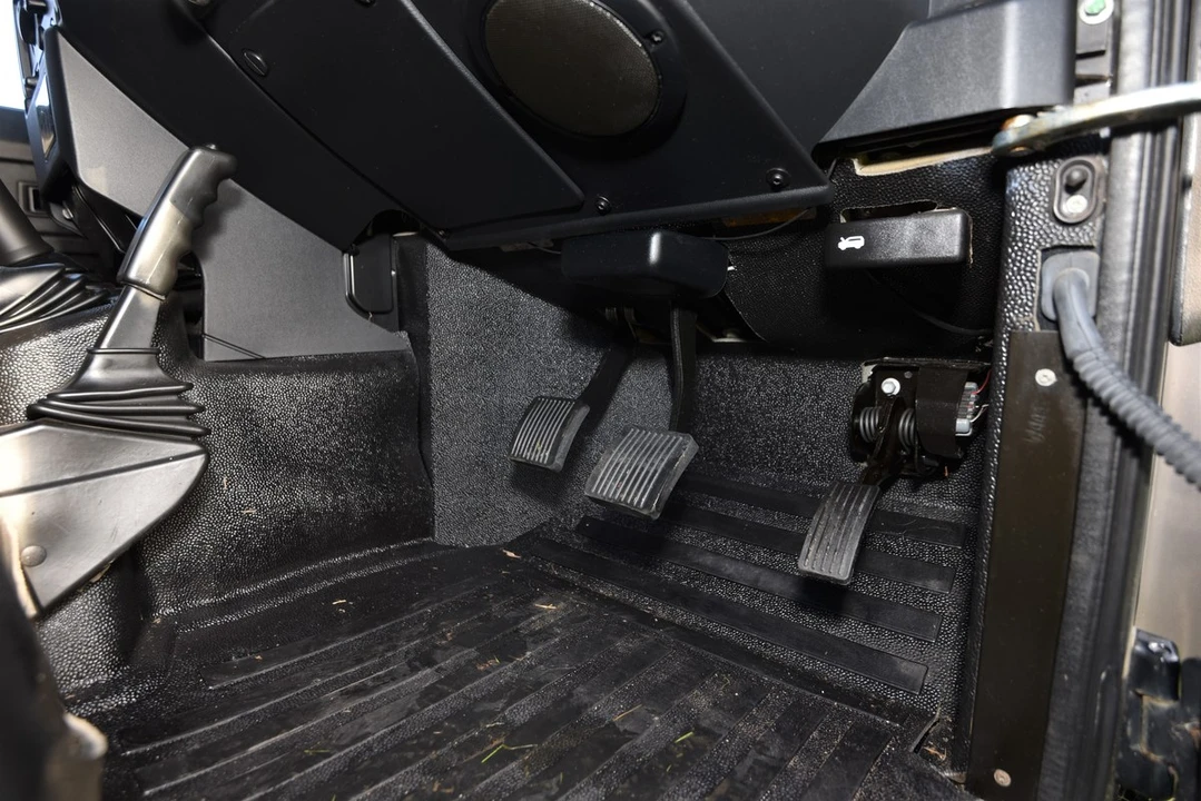 2014 Land Rover Defender 90 - Image 29 of 30
