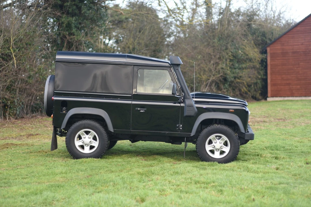 2014 Land Rover Defender 90 - Image 9 of 30