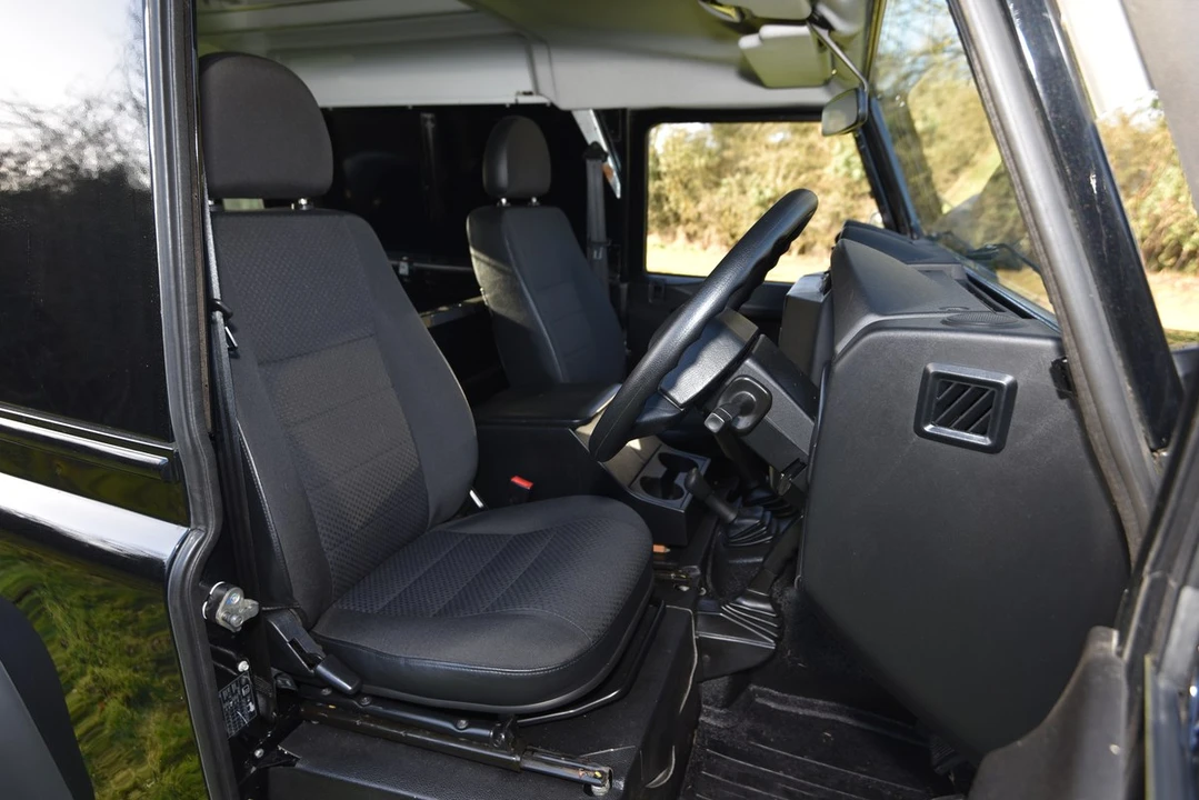 2014 Land Rover Defender 90 - Image 25 of 30