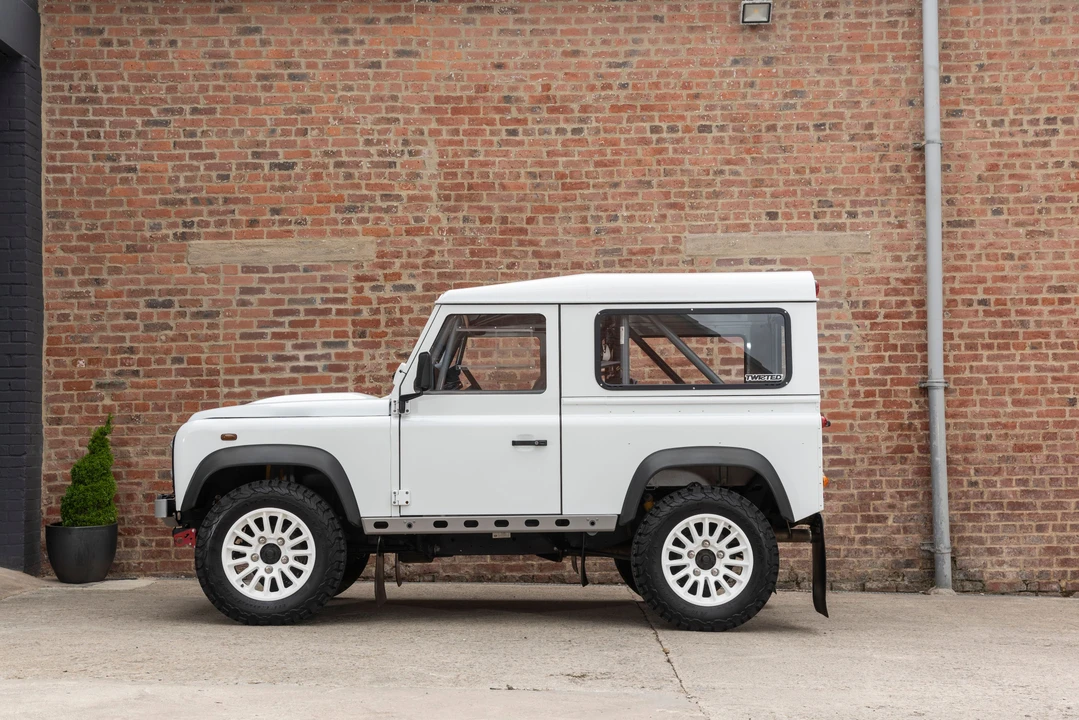 2014 Land Rover Defender 90 - Image 29 of 31