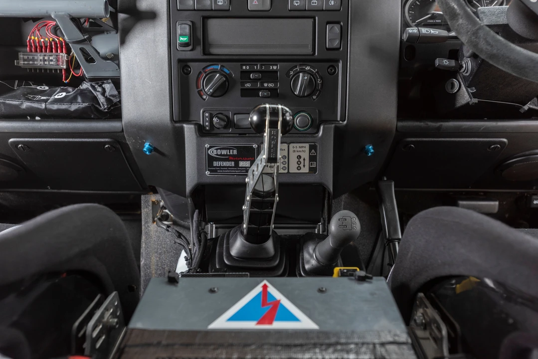 2014 Land Rover Defender 90 - Image 16 of 31