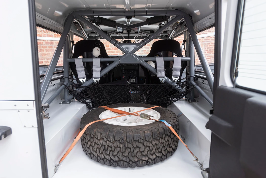 2014 Land Rover Defender 90 - Image 5 of 31
