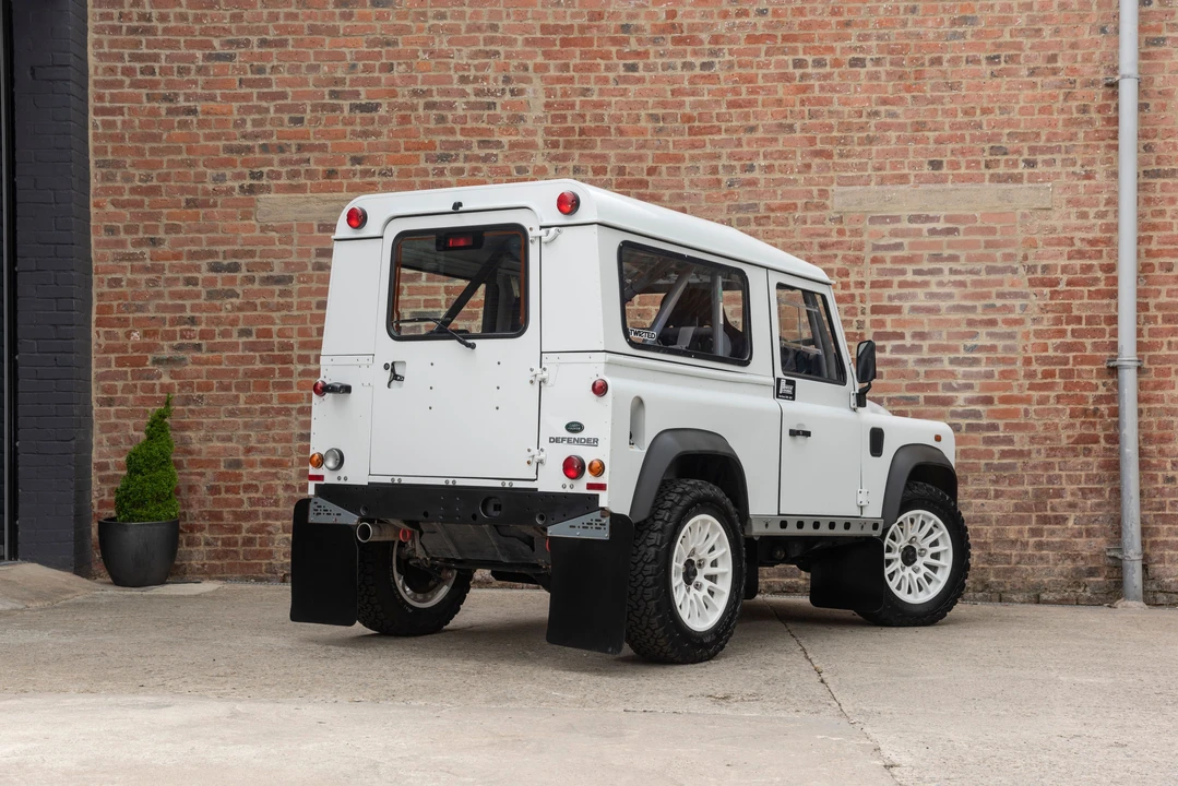 2014 Land Rover Defender 90 - Image 25 of 31