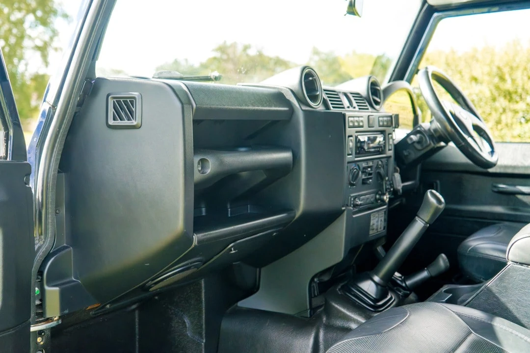 2014 Land Rover Defender 90 - Image 27 of 30