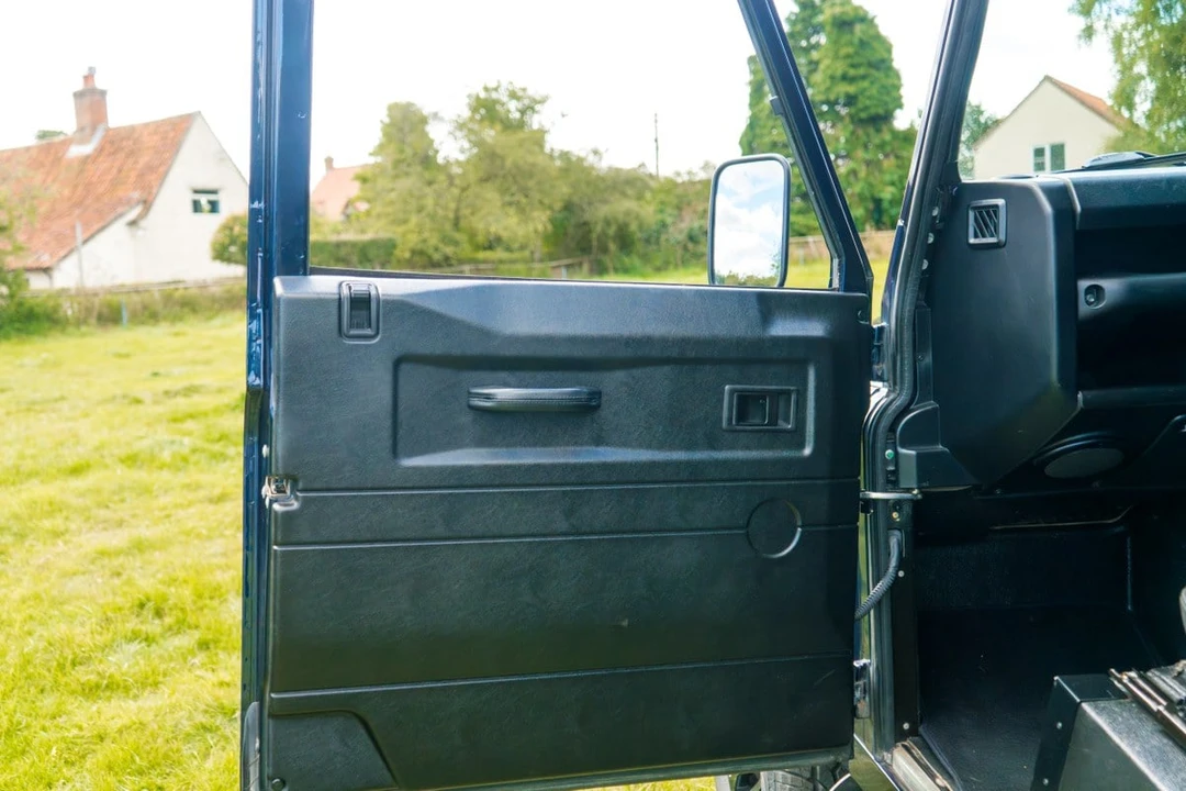 2014 Land Rover Defender 90 - Image 25 of 30