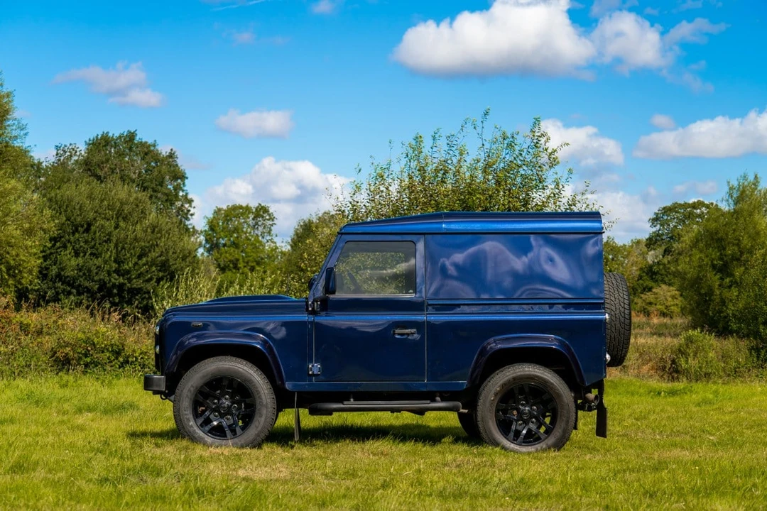 2014 Land Rover Defender 90 - Image 5 of 30
