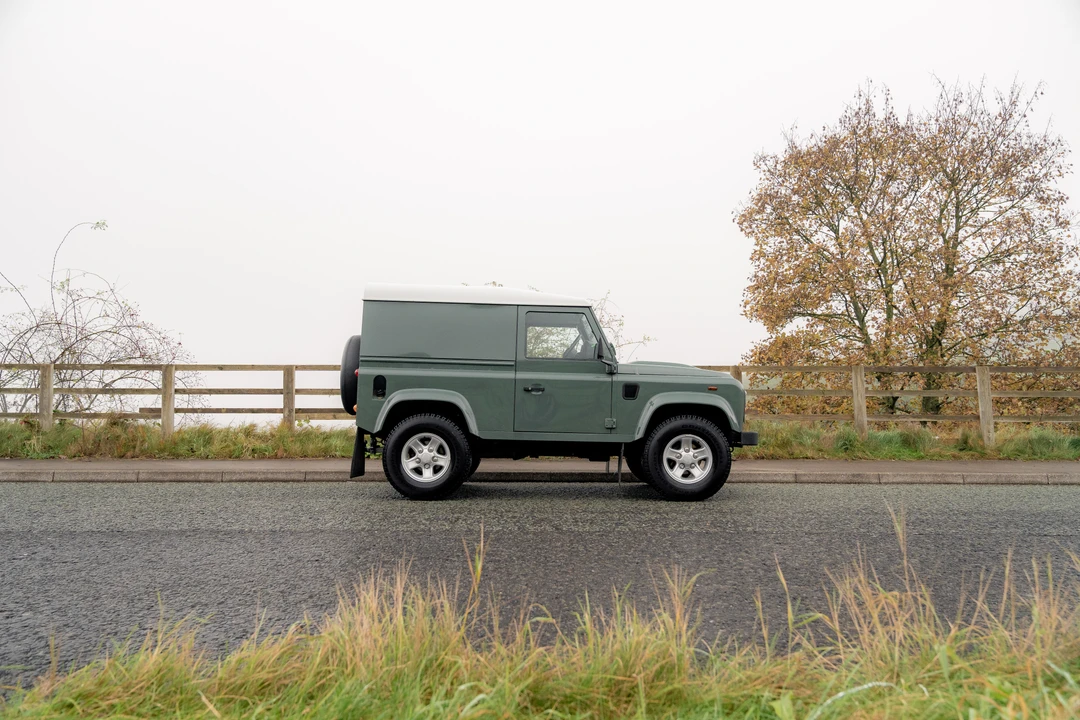 2014 Land Rover Defender 90 - Image 5 of 31