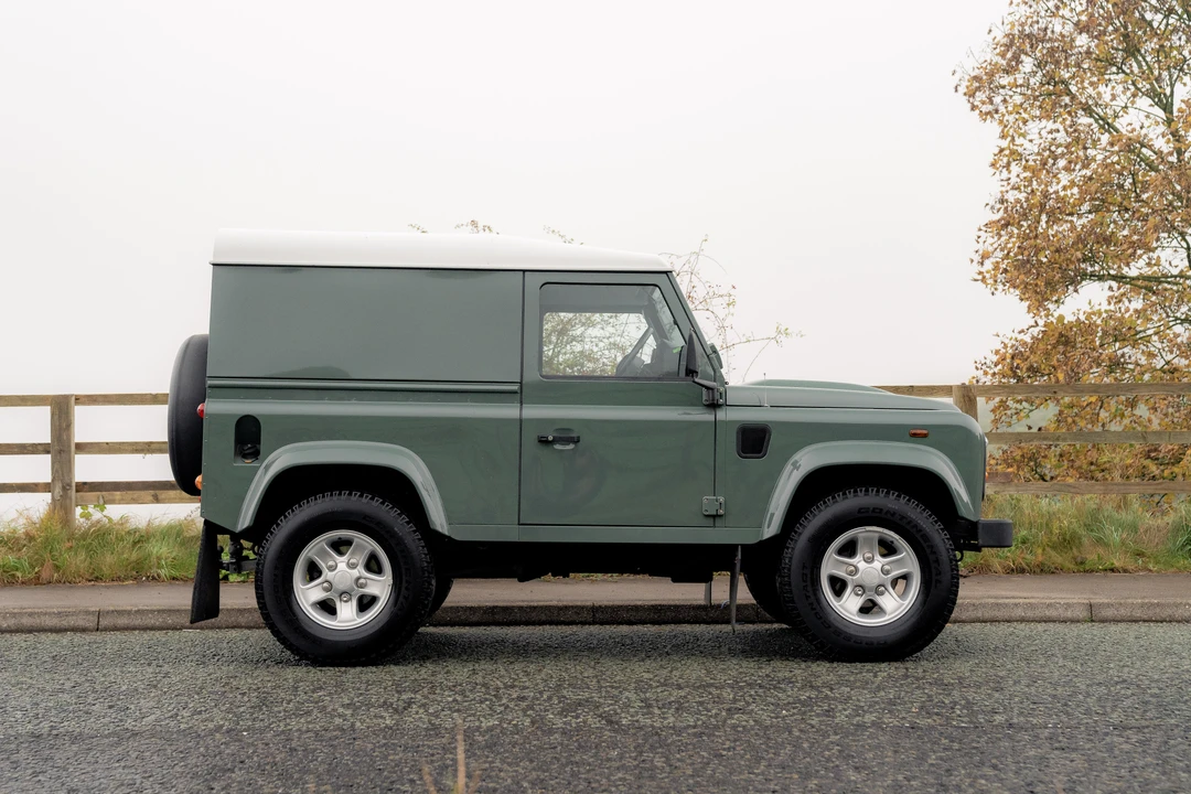 2014 Land Rover Defender 90 - Image 13 of 31