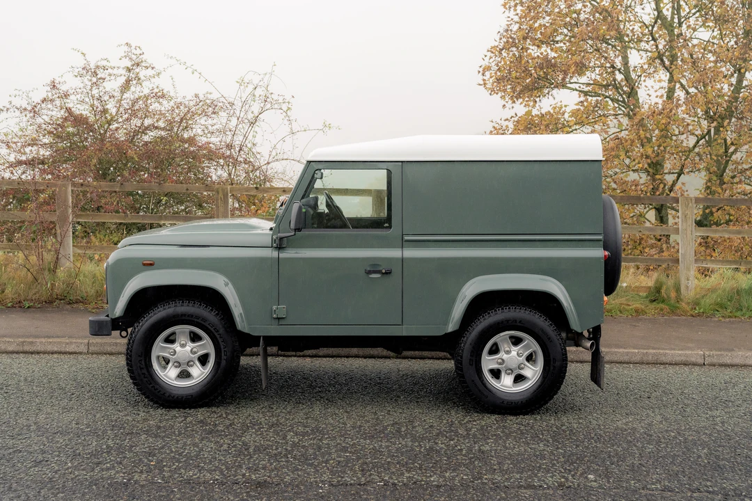 2014 Land Rover Defender 90 - Image 9 of 31