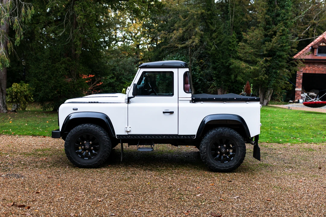 2014 Land Rover Defender 90 - Image 4 of 31