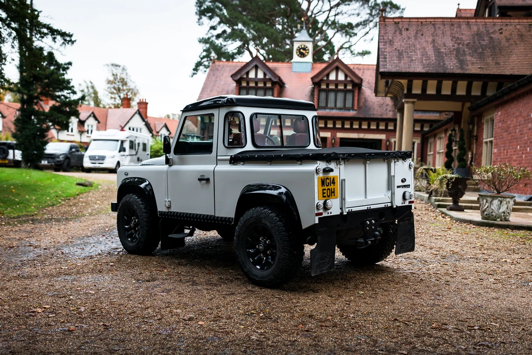 2014 Land Rover Defender 90 - Image 5 of 31