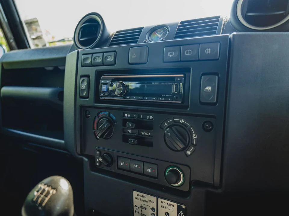 2014 Land Rover Defender 90 - Image 14 of 30