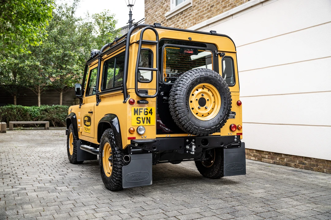 2014 Land Rover Defender 90 - Image 19 of 31