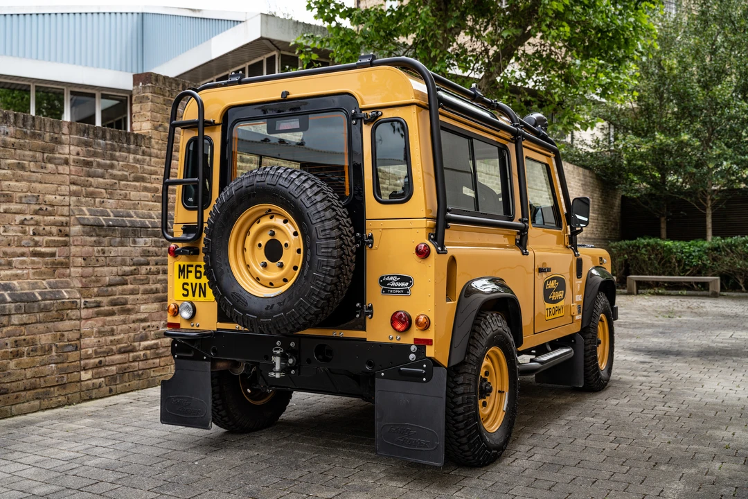2014 Land Rover Defender 90 - Image 16 of 31
