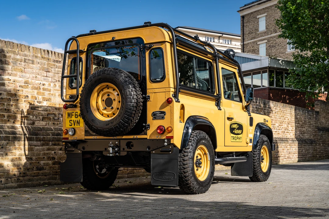 2014 Land Rover Defender 90 - Image 5 of 31