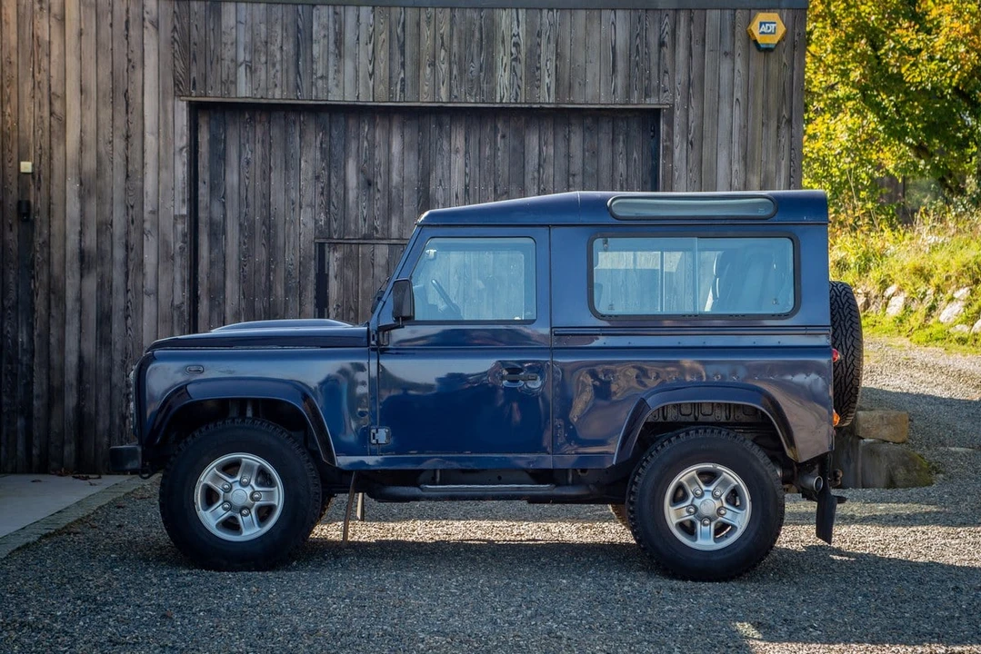 2014 Land Rover Defender 90 - Image 5 of 30