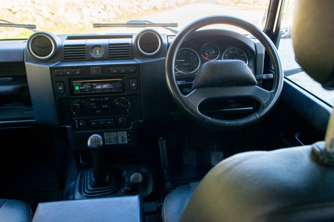 2014 Land Rover Defender 90 - Image 9 of 30