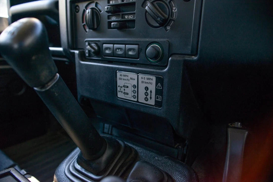 2014 Land Rover Defender 90 - Image 22 of 30