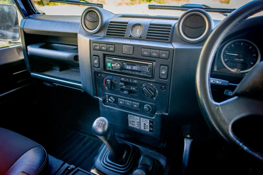2014 Land Rover Defender 90 - Image 15 of 30