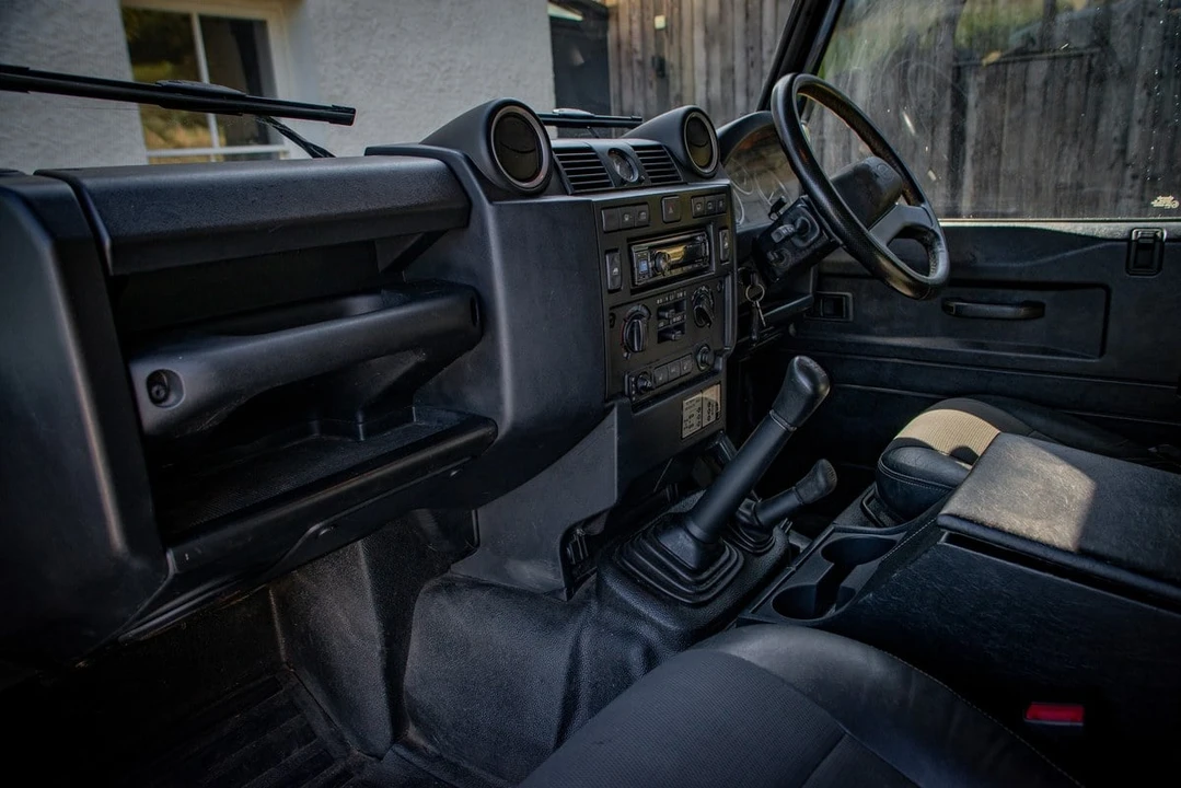 2014 Land Rover Defender 90 - Image 25 of 30