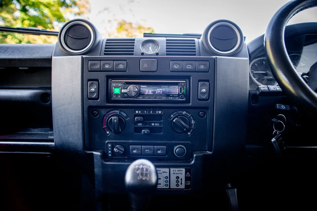 2014 Land Rover Defender 90 - Image 16 of 30