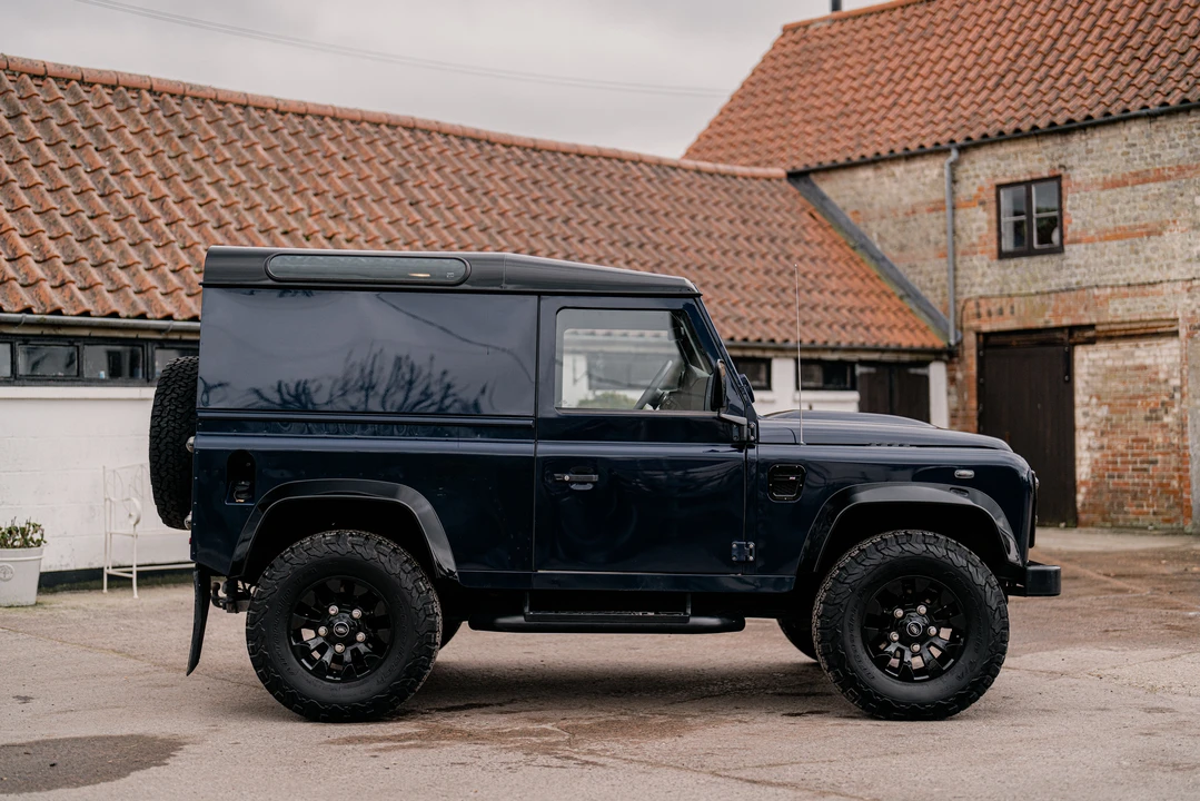 2014 Land Rover Defender 90 - Image 5 of 31