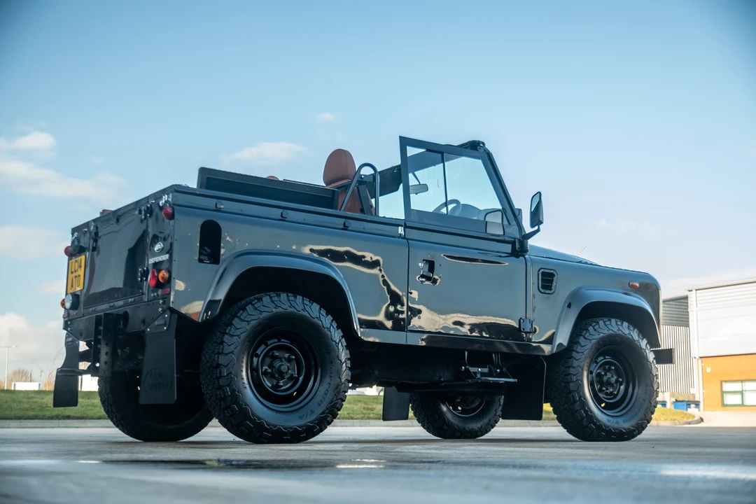 2014 Land Rover Defender 90 - Image 5 of 31