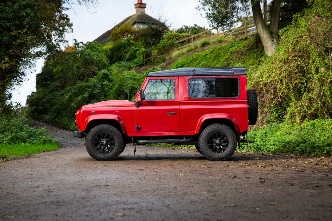 2014 Land Rover Defender 90 - Image 5 of 31