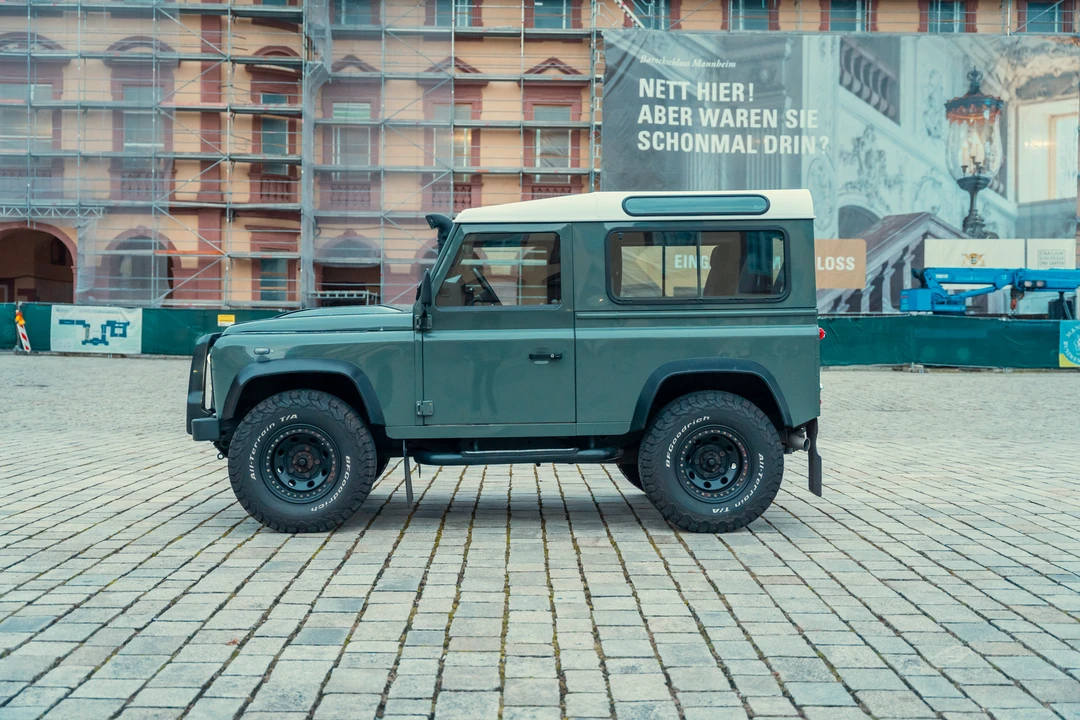 2014 Land Rover Defender 90 - Image 14 of 31