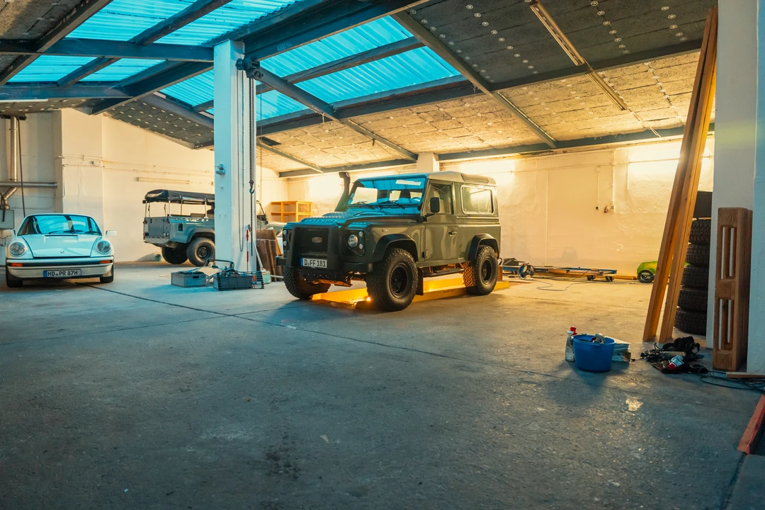 2014 Land Rover Defender 90 - Image 3 of 31