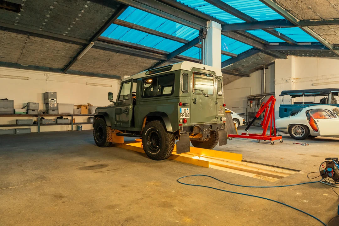 2014 Land Rover Defender 90 - Image 5 of 31