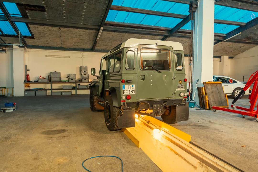 2014 Land Rover Defender 90 - Image 11 of 31