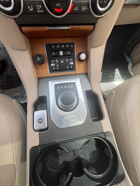 2014 Land Rover Discovery 4th Gen - Image 21 of 31