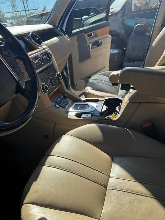2014 Land Rover Discovery 4th Gen - Image 7 of 16