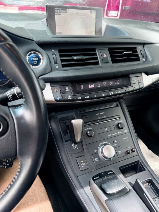2014 Lexus CT - Image 19 of 21