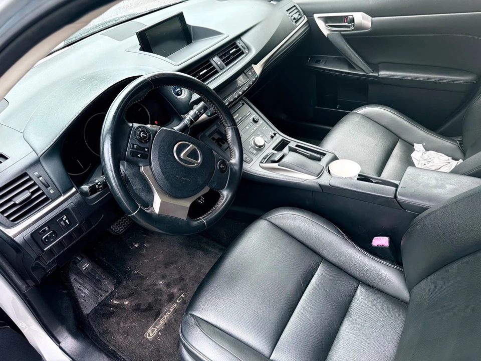 2014 Lexus CT - Image 16 of 21